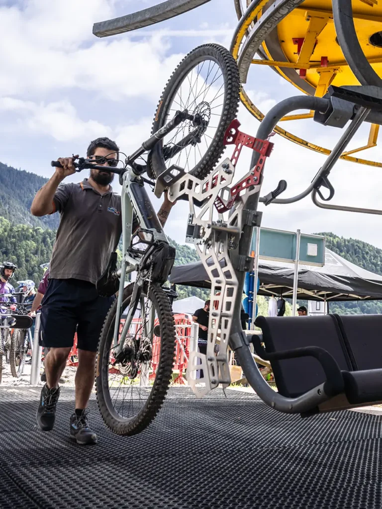 Rider carica la mountain bike sulla Seggiovia dell'Angelo per raggiungere i trail del Bike Park Tarvisio.